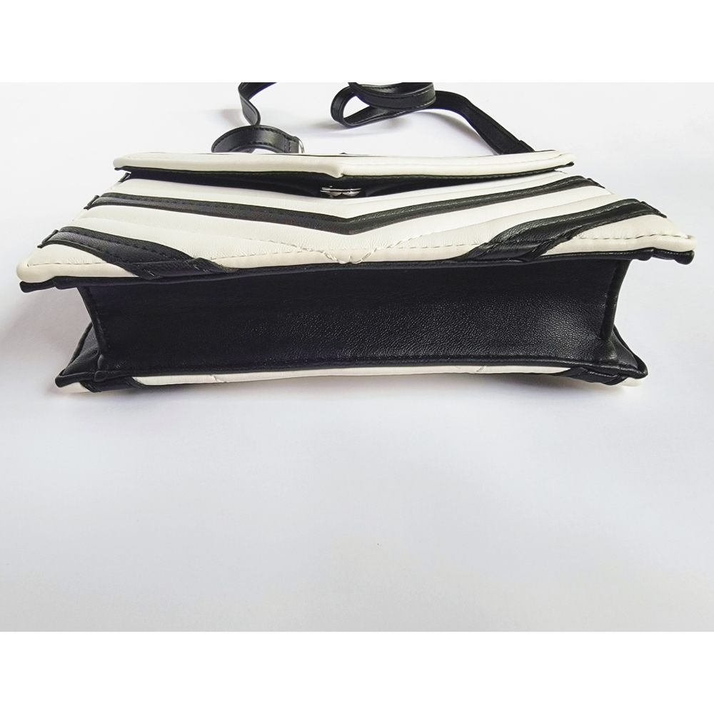 Express chevron stitch quilted crossbody bag - Picture 6 of 6